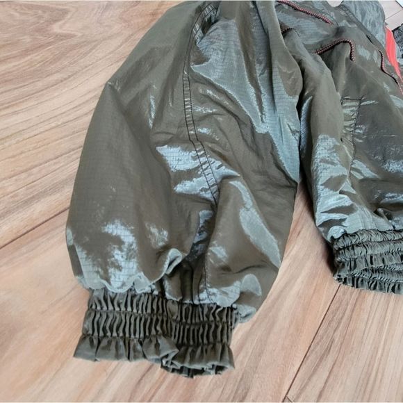 🆕 Free People Movement Starting Lineup Ruffle Smocked Windbreaker in Olive - Picture 6 of 14